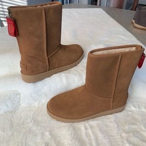 UGG CLASSIC SHORT LOGO ZIP BOOT